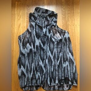 Guess size medium sleeveless blouse button front